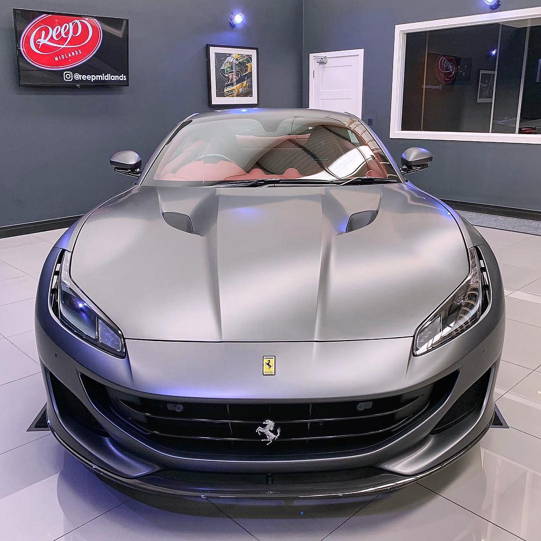 采用"哑光战斗灰"车漆的法拉利portofino