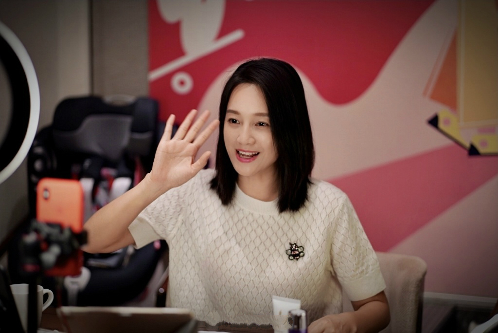 朱丹直播太卖力亲试产品却出现意外事故手被割伤缝了四针惹人心疼