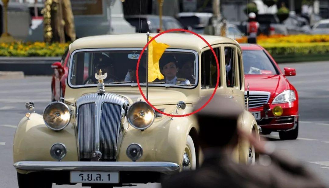 选择奶油色皇家专车也是没办法,这是拉玛六世泰王时期制定的规章制度