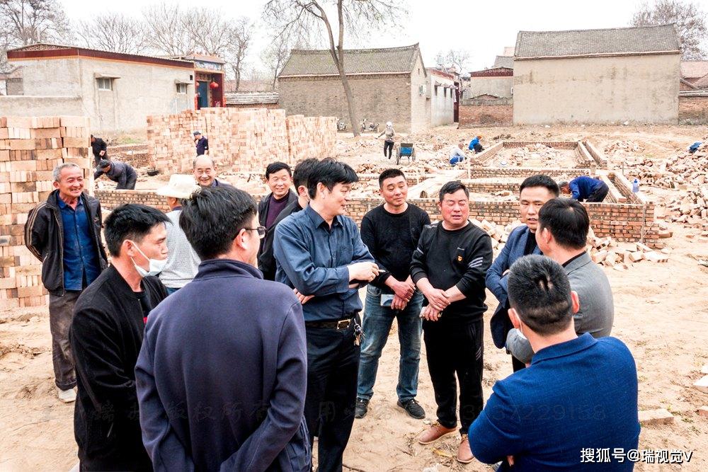 1/ 12 河南滑县,上官镇龙湖(黄龙潭)畔的干柳树村历史悠久,文化底蕴