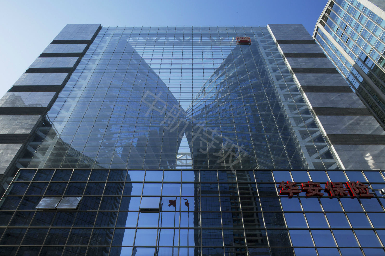 000平方米产品应用:low-e中空玻璃,sgp夹层玻璃建设单位:华安财产保险