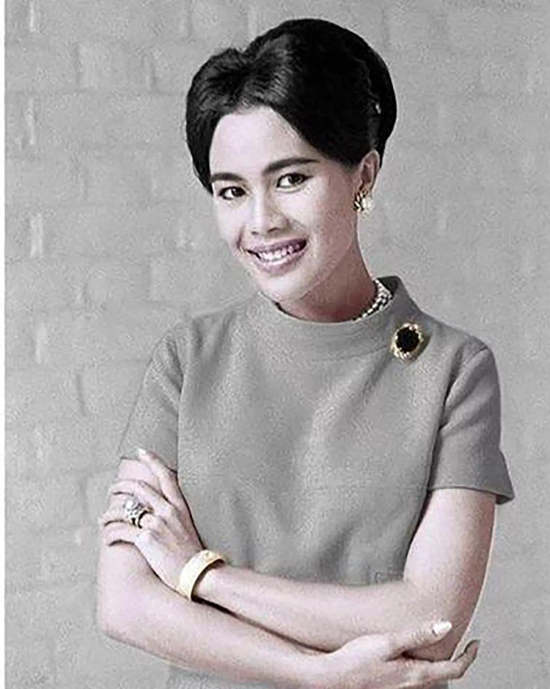 诗丽吉王后富贵一生戴各式华丽珠宝气质惊艳几位儿媳望尘莫及