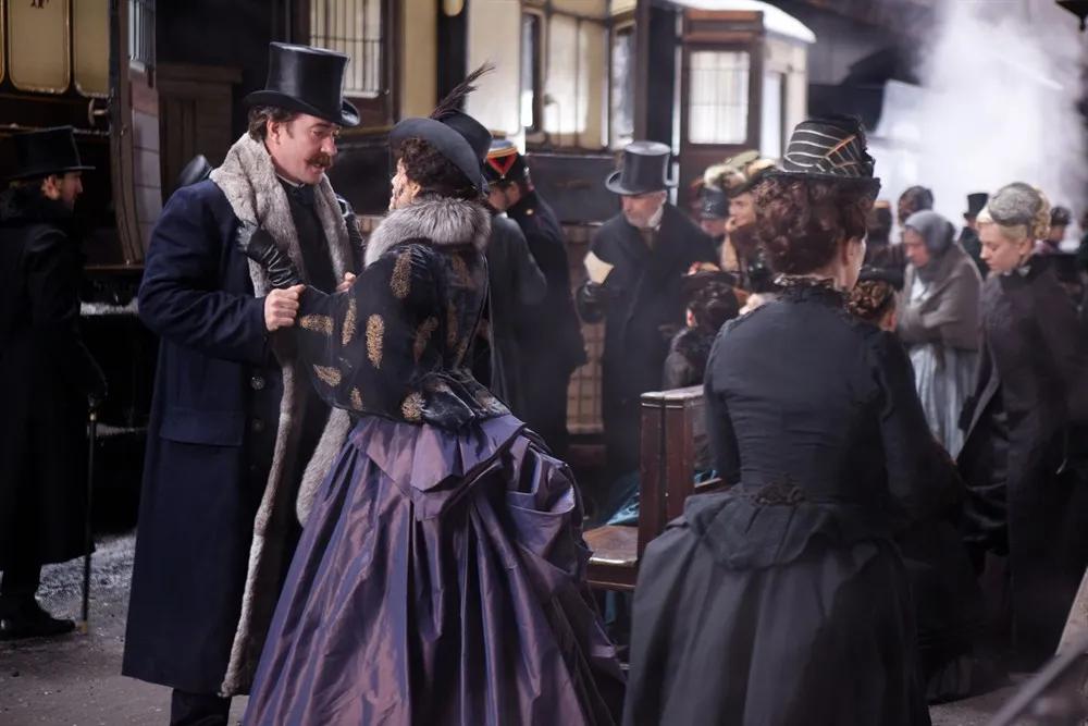 《安娜·卡列妮娜》里每一条裙子都是奥斯卡最佳女主_巴斯尔