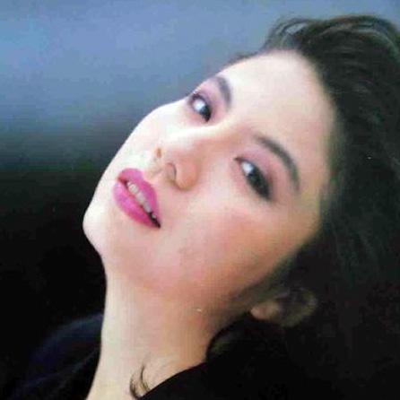 因为在家驹的葬礼上,黄家人把当时黄家驹生前的前女友简小姐安排坐在