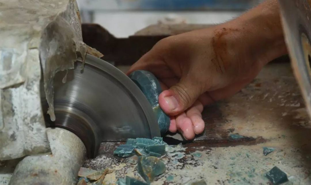 还在高价买翡翠么别傻了买翡翠原石私人定制加工价格实惠更超值