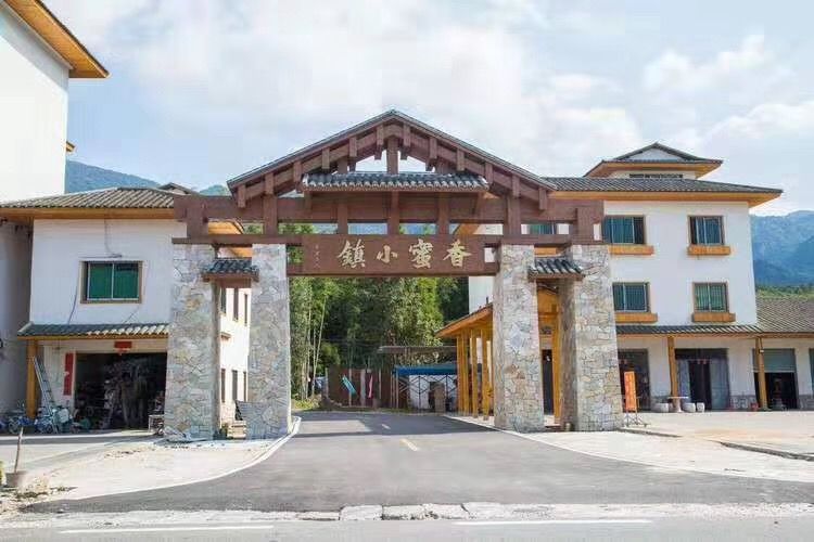 这是一个藏于从化最北山区的度假庄园,香蜜山位于广州市从化区吕田镇.