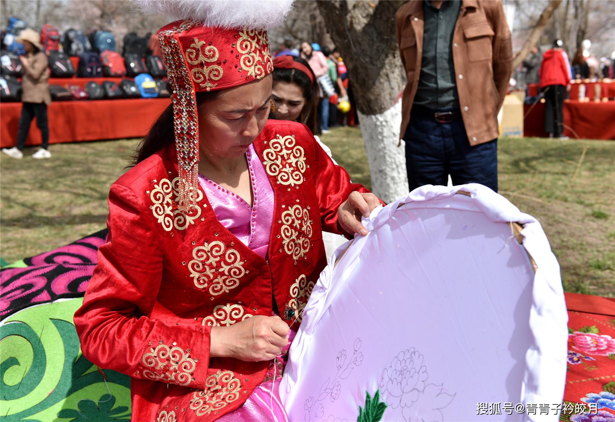 新疆这个民族热情好客生活在伊犁大草原上他们的传统服饰太美
