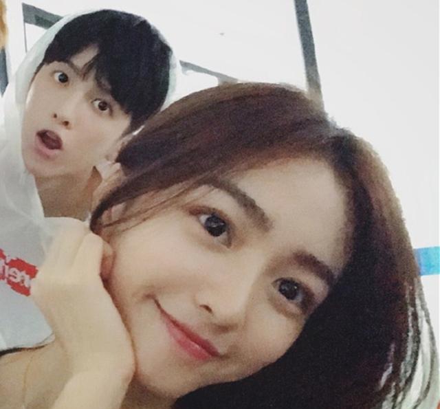 2017年7月,七七在小号发布孙泽源的唱歌视频,夸他唱歌神似林宥嘉.