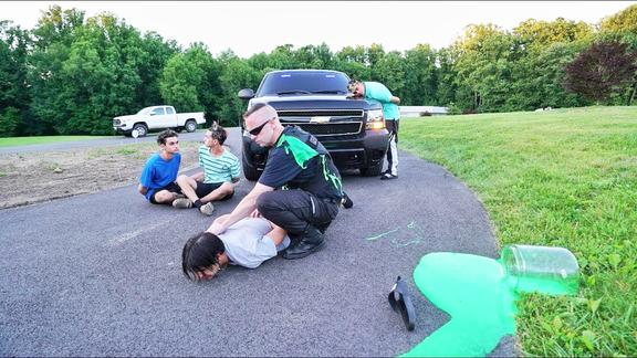 熊孩子用绿色黏液恶搞警察结果被抓起来了网友玩笑开大了