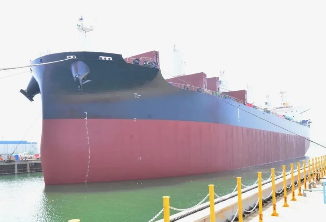 大连中远川崎两艘61万吨散货船如期交付