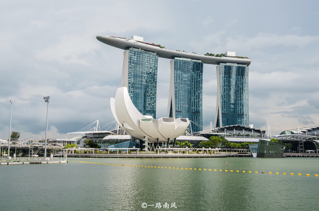 重庆最"奇怪"的建筑,看起来像鞋垫和帆船,外地游客都爱来打卡_福士