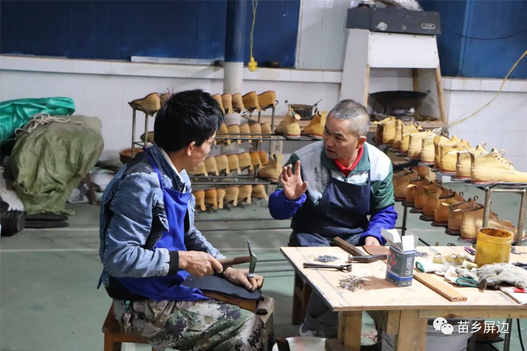 新华乡:疫情下欣欣向荣的扶贫车间_皮鞋厂