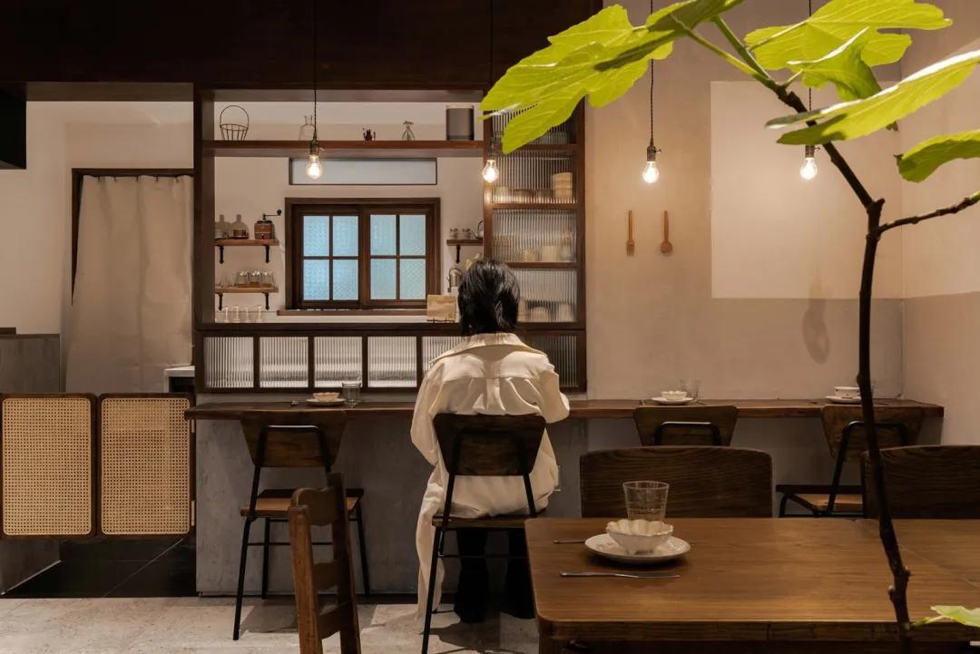 白色与木质元素的结合打造独特的日式咖啡馆