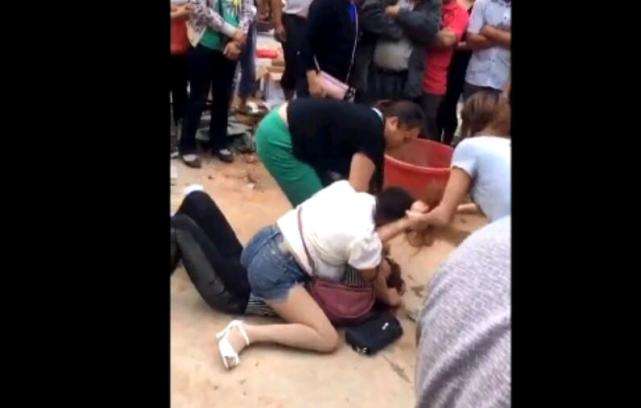 原创两女子当街打架,男子当场踹飞一女,目击者:这位才是原配?