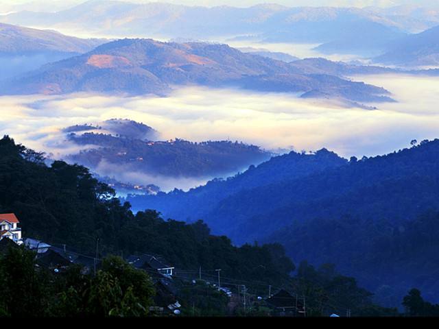 云海南糯山位于勐海县格朗和乡东面,隔流沙河与勐宋茶山对望,景洪市到
