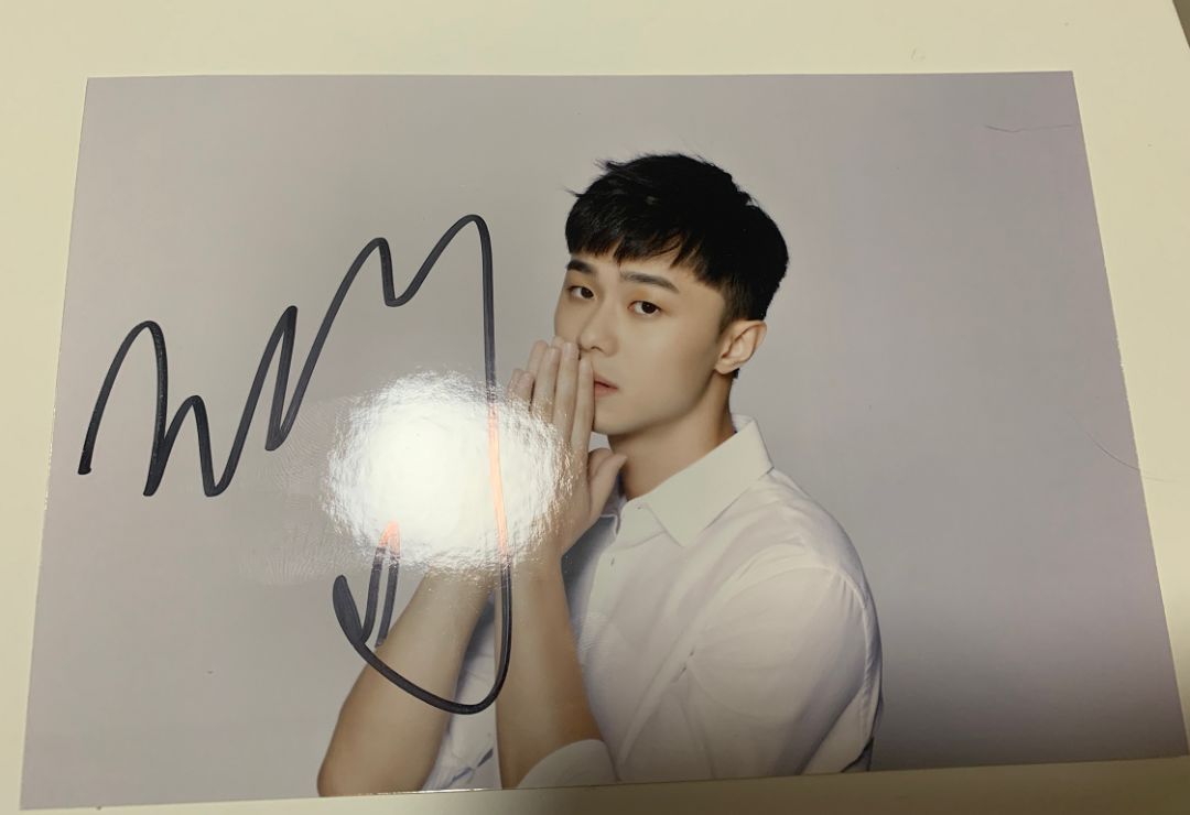 小奇喊你收福利丨"莫俊杰"亲笔签名照派送中!