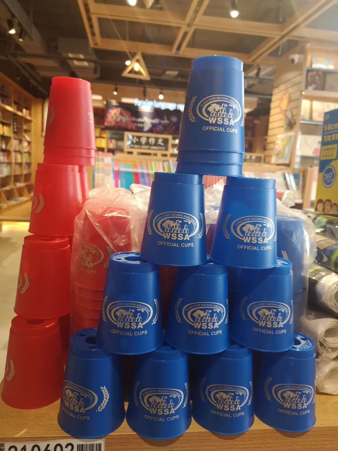 大家请不要眨眼,让我们来见证下叠杯的速度吧!