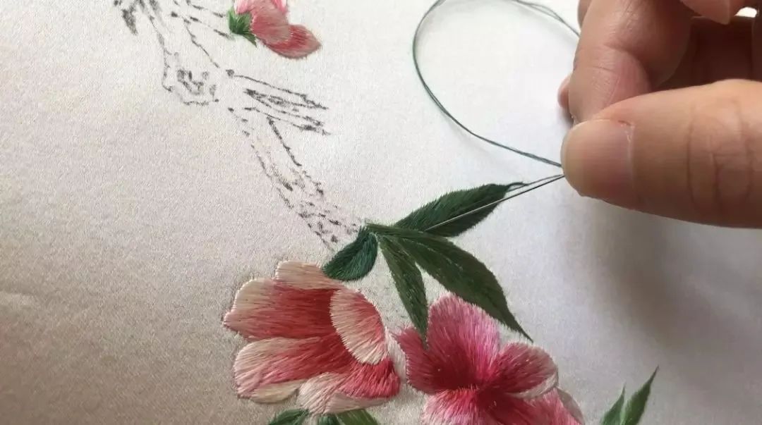 手艺云课堂 | 春和日暖,跟着湘绣大师学绣桃花吧!