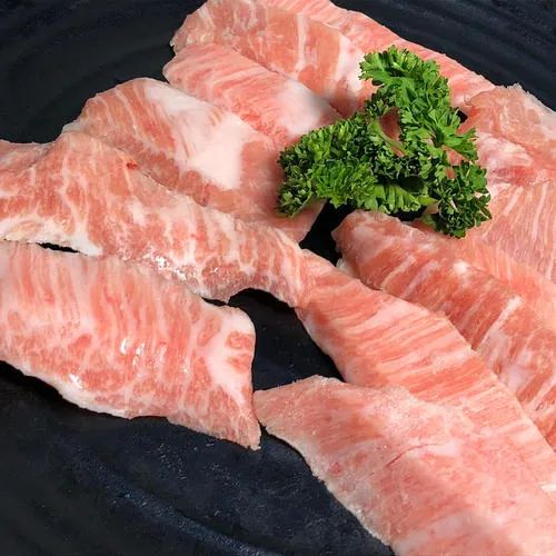 松板肉取自猪颈两边,因其稀少而珍贵,所以有"黄金六两"之称,此部位肉