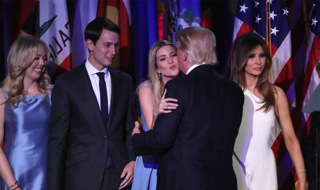 特朗普变"宠娃老爸",抱着13岁小儿子巴伦,嘟起嘴巴亲亲超可爱