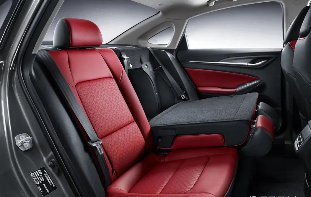 逸动plus拥有同级领先的车内空间优势,让驾乘更加舒适,可实现后排座椅