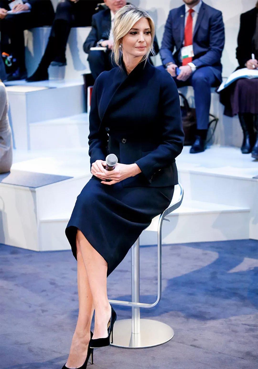 穿裙子遇到高脚凳伊万卡巧妙化解尴尬单脚杵地竟成亮点