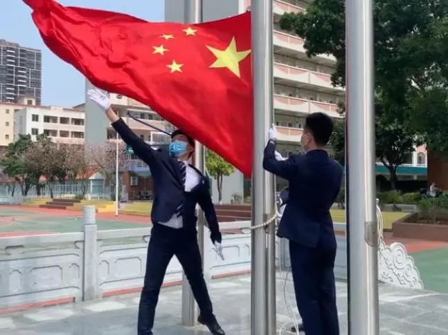 国旗下致敬安全在我心中生命健康在我手中