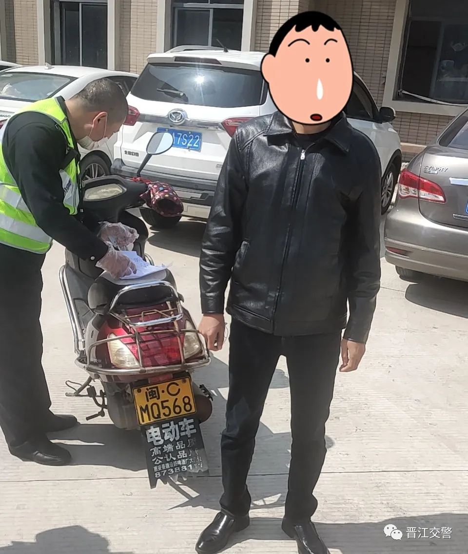 晋江池店交警在池店镇赤塘村路段查获曾某驾驶一辆套牌的二轮摩托车