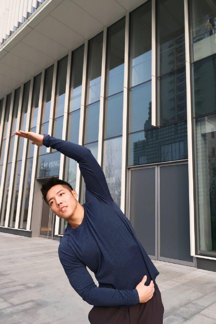 靠满身肌肉上了真人秀电视节目,高级私人教练,颜值在线