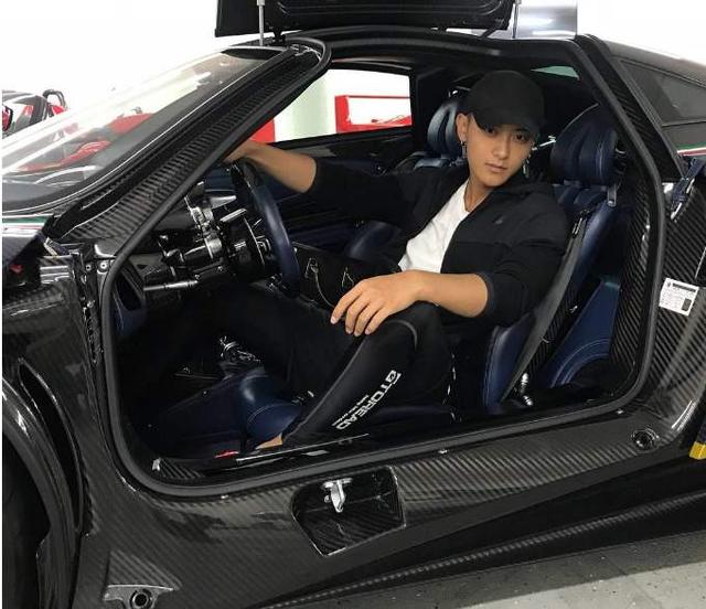 豪气!鹿晗深夜开三百万跑车会好友,与关晓彤又穿情侣装