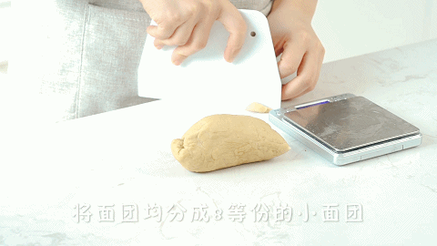 按扁⑤ 接着将饼的两面各刷上一层油⑥ 再在饼上用牙签戳开一个小孔⑦