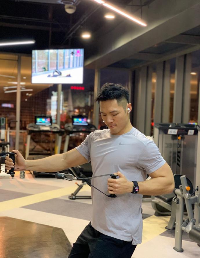 靠满身肌肉上了真人秀电视节目,高级私人教练,颜值在线