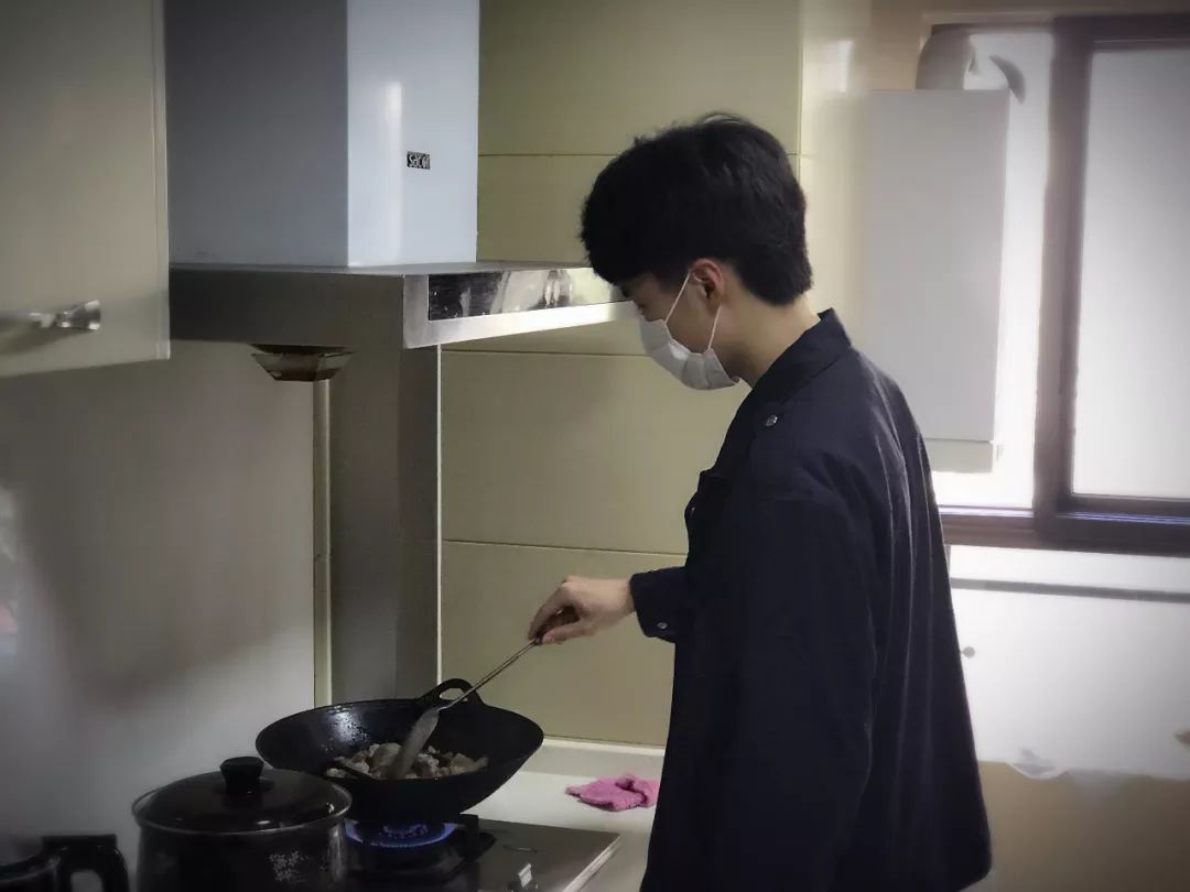 果然会做饭的男孩子都很迷人必须给他加分加分加分最后呢 是来自行政