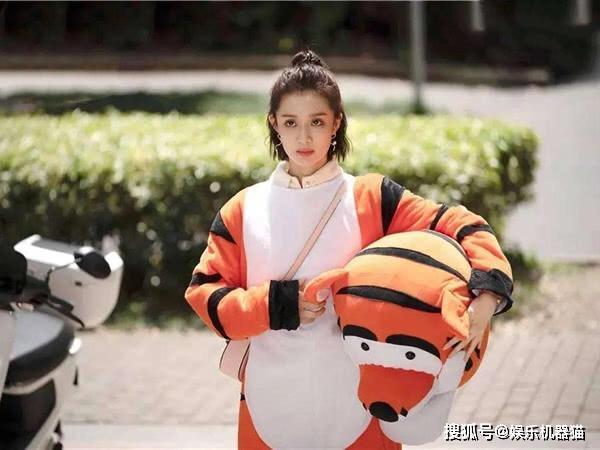 朱闪闪还是很讨人喜欢的,虽然在一众销售大佬中,显得格格不入.