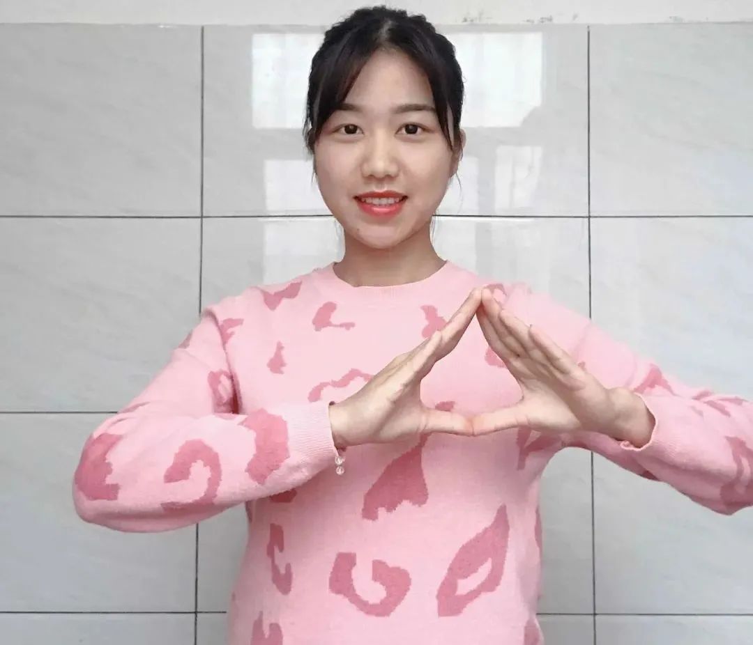 的手语并向内靠拢三下6,双手手掌朝上向外打开7,双手相对变成小心心