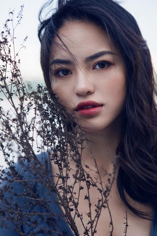 姚晨身穿深蓝色长裙拍摄杂志,气质空灵