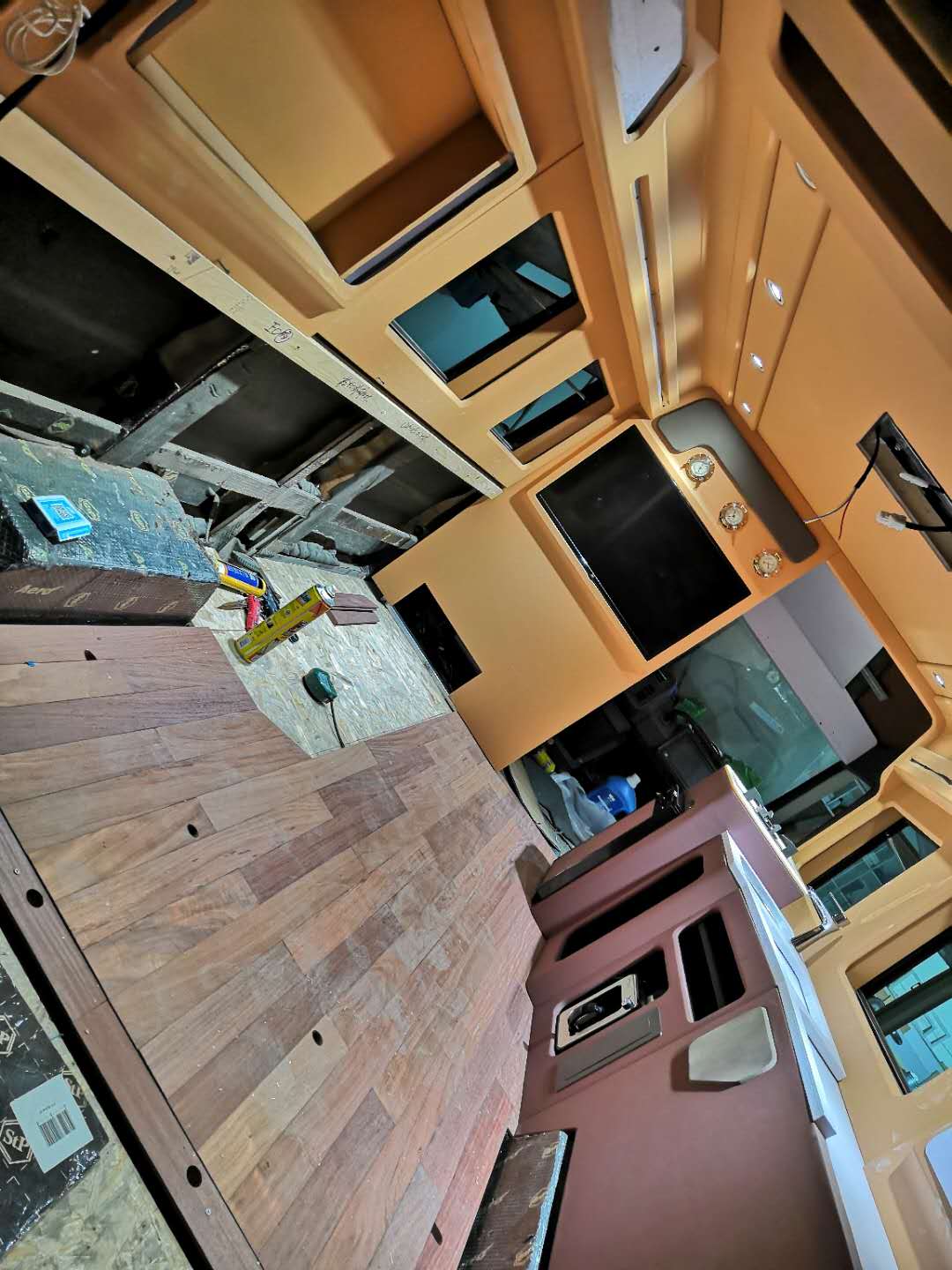 依维柯20452046改装成小房车内部惊人差异美到没朋友