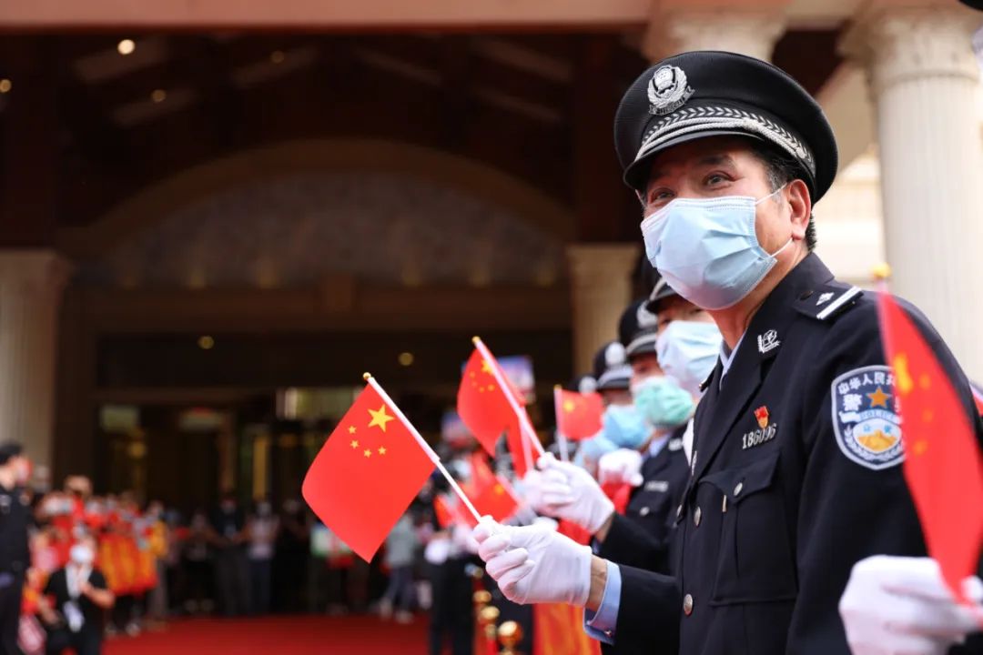感人一幕!市民向医护人员敬礼,医护人员鞠躬回礼.