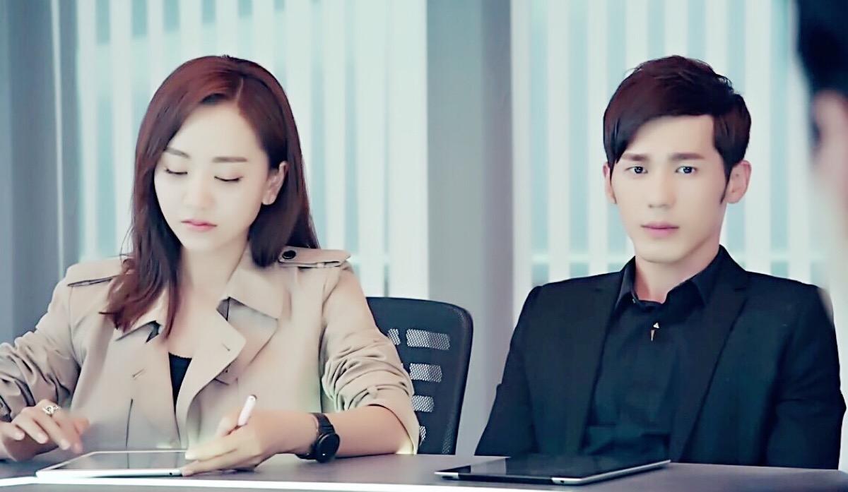 外孙女邓佳佳也成了小魔女,为了让父母复合,她和自称是凶手的程飞混在