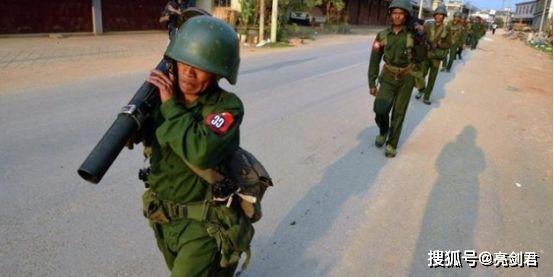 原创缅北再起冲突,德昂军和政府军爆发战争,妇女和儿童被幸运转移!