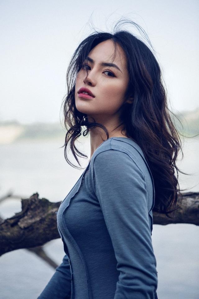 姚晨身穿深蓝色长裙拍摄杂志,气质空灵