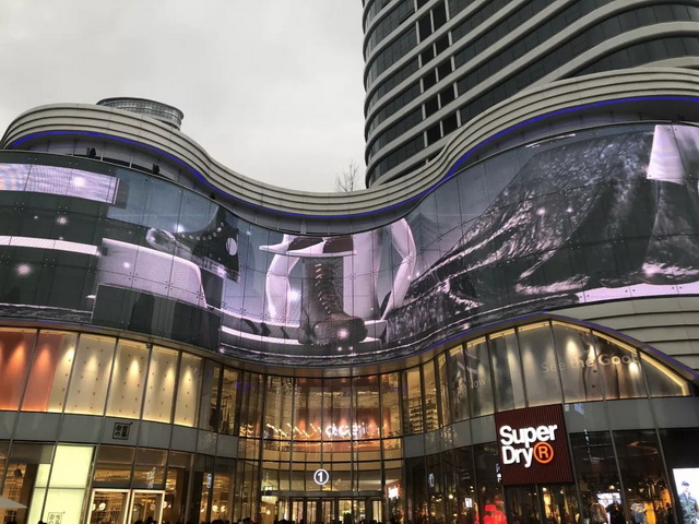 西安momopark艺术购物中心弧形屏幕自带网红属性