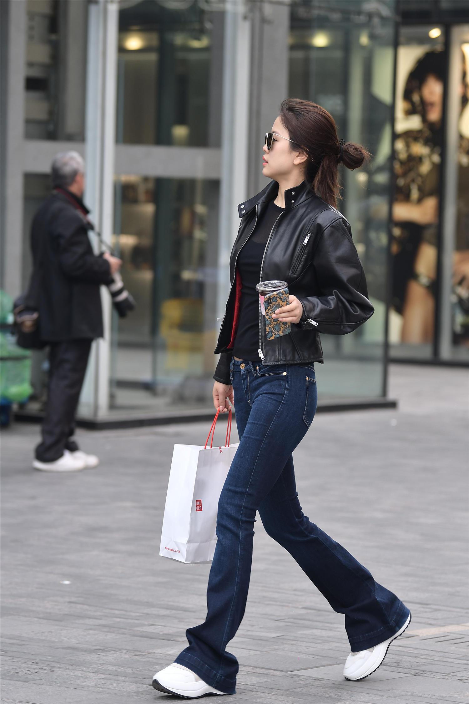 宽松牛仔裤搭配出显瘦效果,修身牛仔裤展现身材曲线,你喜欢哪款