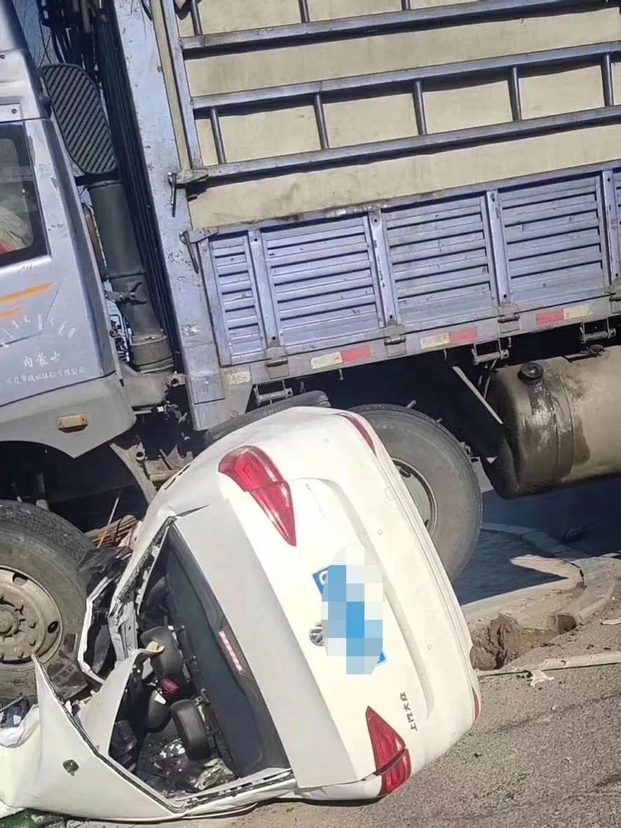 警惕通辽突发严重交通事故有人员被困现场惨烈