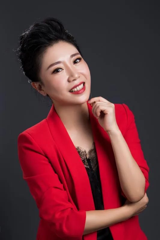 男歌手王靖:1994年毕业于于河南大学音乐一系学习声乐表演.