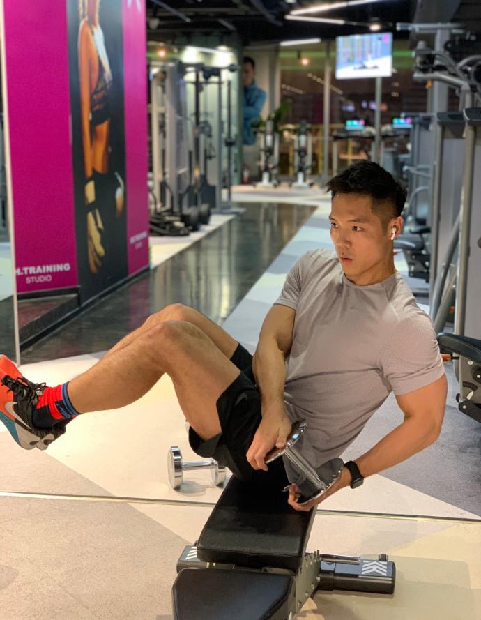 靠满身肌肉上了真人秀电视节目,高级私人教练,颜值在线