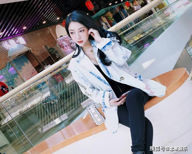 出狱后,郭美美通过努力学习,积极拥抱互联网,不仅开了服装网店,而且还