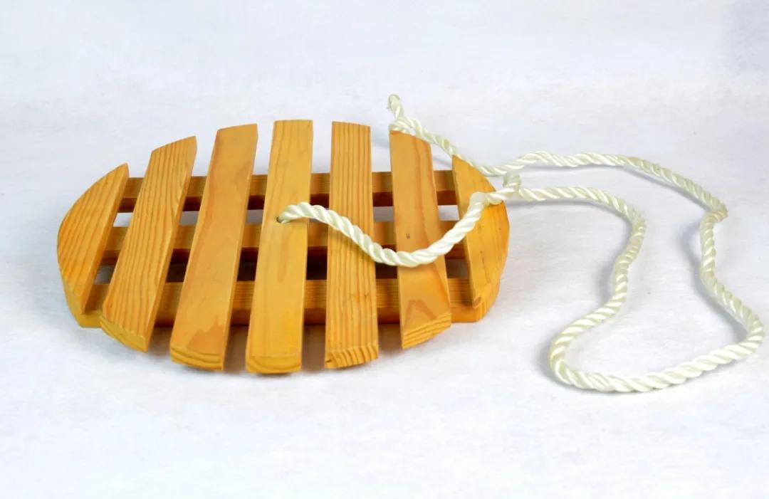 如今,云和人的童年更多了些色彩,玩具品类令人眼花缭乱,但总是少不了