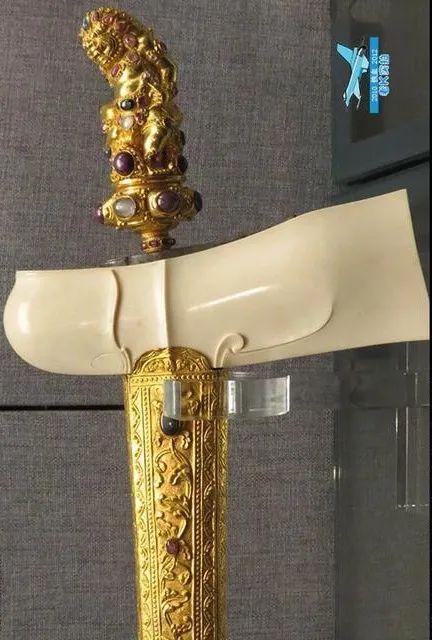 剑为金属质,柄为金质狮头人身雕像,柄与鞘镶有宝石,钻石,鞘上有象牙