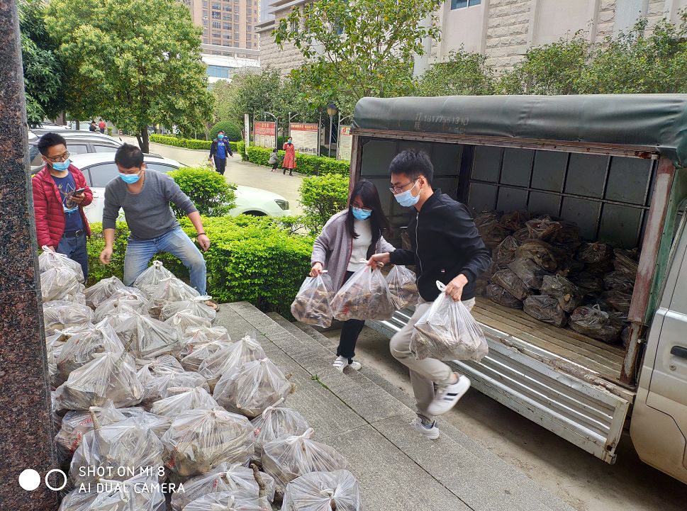 大家都带着口罩认不出谁是谁但